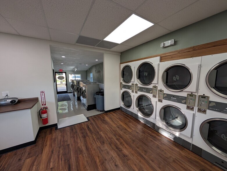 More Photos Of 518 W Main St, Kirkland Freestanding For Sale