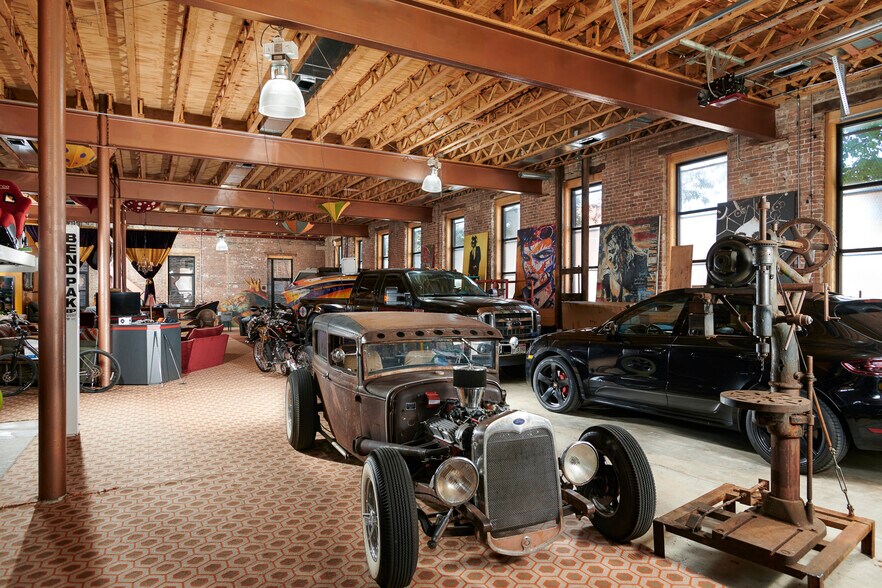 More Photos Of 128 N Campbell Ave, Chicago Showroom For Lease