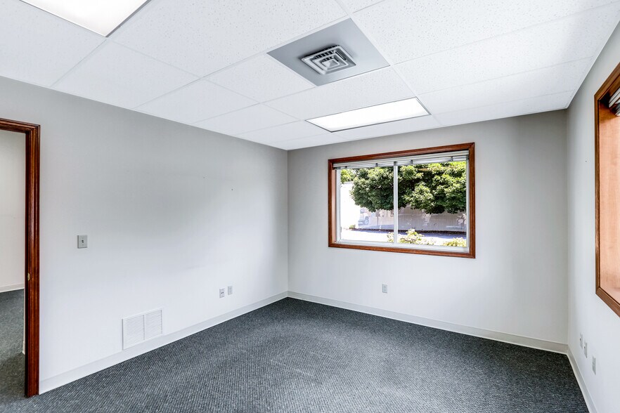 More Photos Of 9629 N Colfax Rd, Spokane Office For Sale