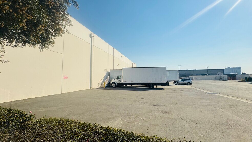 More Photos Of 5866 Smithway St, Commerce Warehouse For Lease