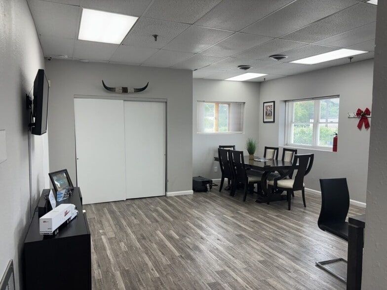 More Photos Of 510 Thatcher St, Saint Louis Truck Terminal For Sale
