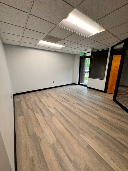 More Photos Of 8835 Columbia 100 Pky, Columbia Flex For Lease