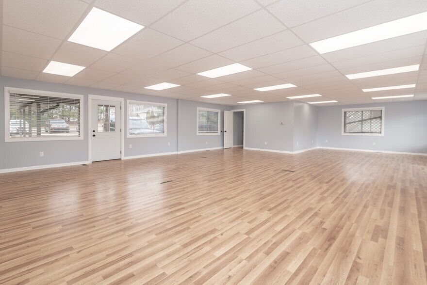 More Photos Of 238 Moon Clinton Rd, Coraopolis General Retail For Lease