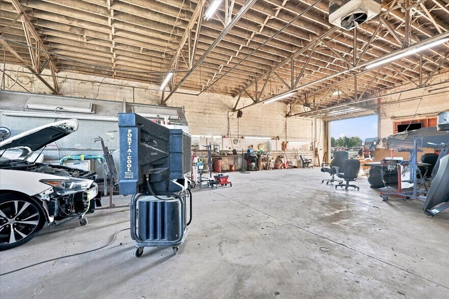 More Photos Of 529 E Broadway Ave, Maryville Auto Repair For Sale