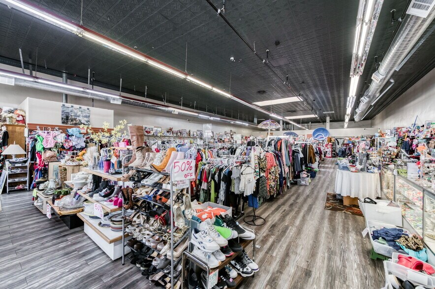 More Photos Of 137 N L St, Dinuba Storefront Retail Residential For Sale