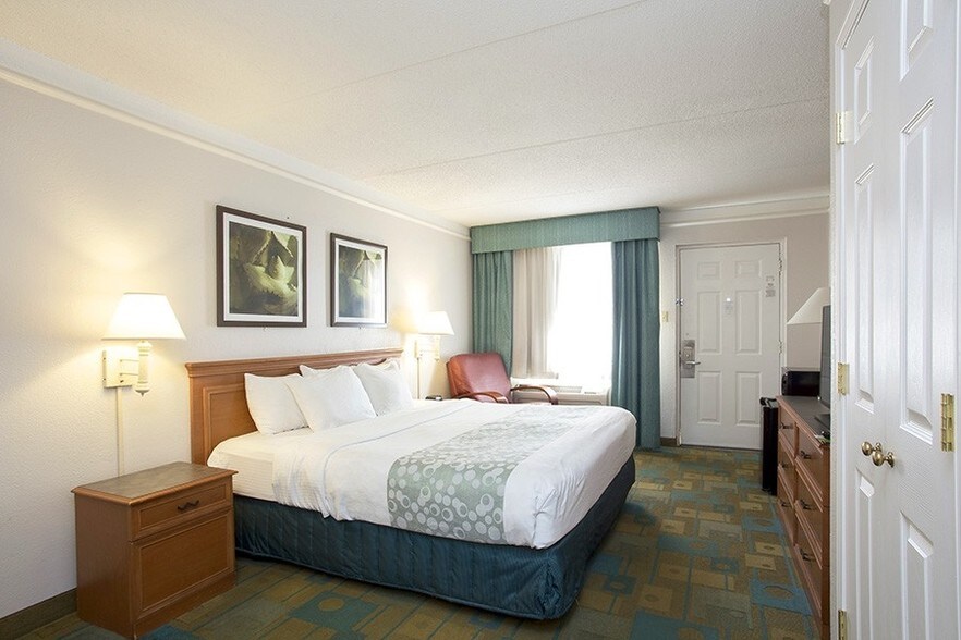 More Photos Of 5201 N State Line Ave, Texarkana Hotel For Sale