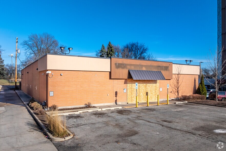 Primary Photo Of 1300 E Locust St, Milwaukee Convenience Store For Lease