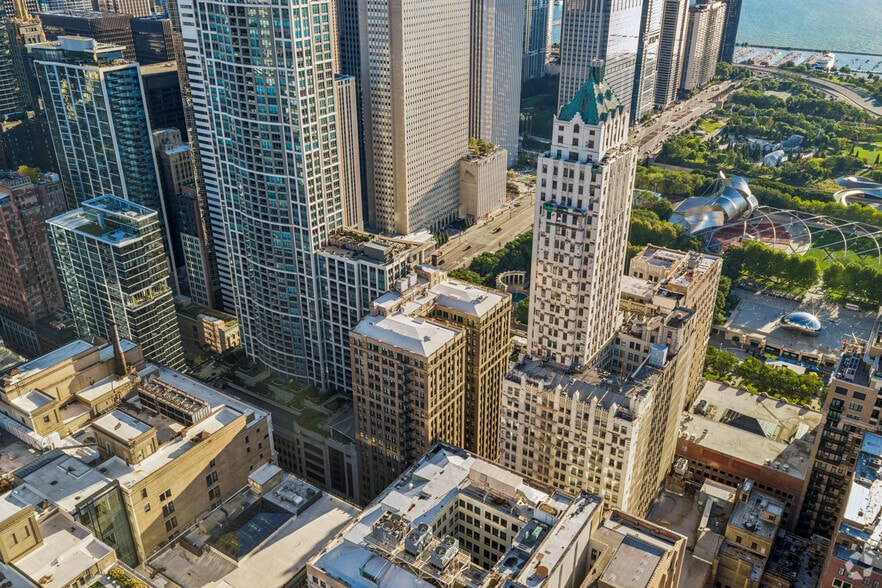 More Photos Of 111 N Wabash Ave, Chicago Office For Sale
