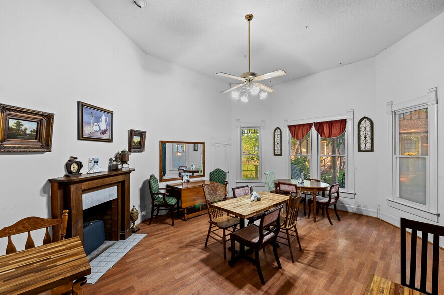 More Photos Of 202 N Newsom St, Mineola General Retail For Sale