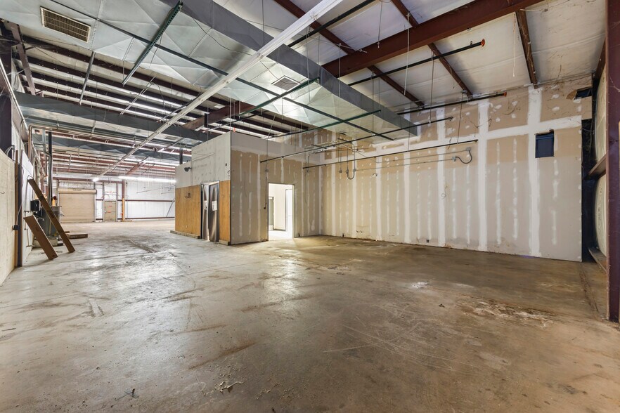 More Photos Of 4200 Skyhawk Pky, Martin Supermarket For Lease