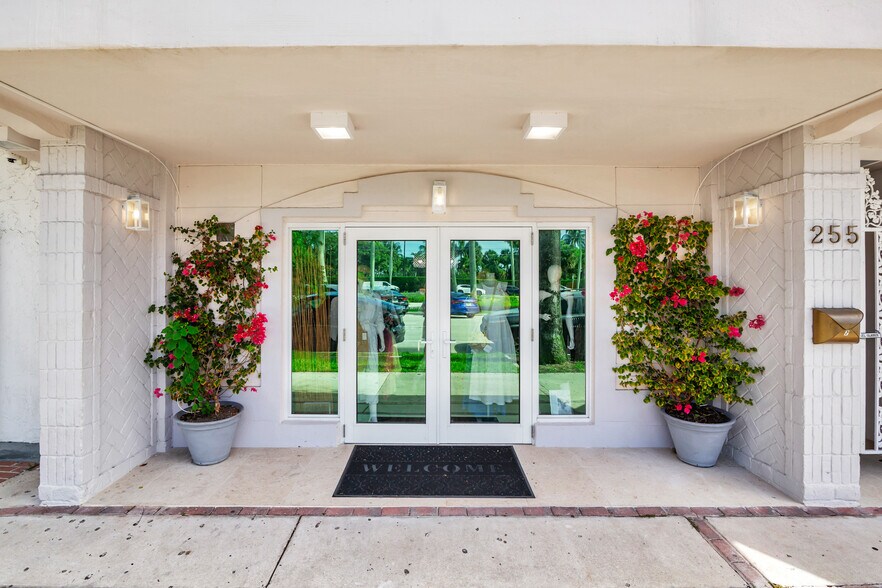 More Photos Of 255 Royal Poinciana Way, Palm Beach Storefront Retail Residential For Lease