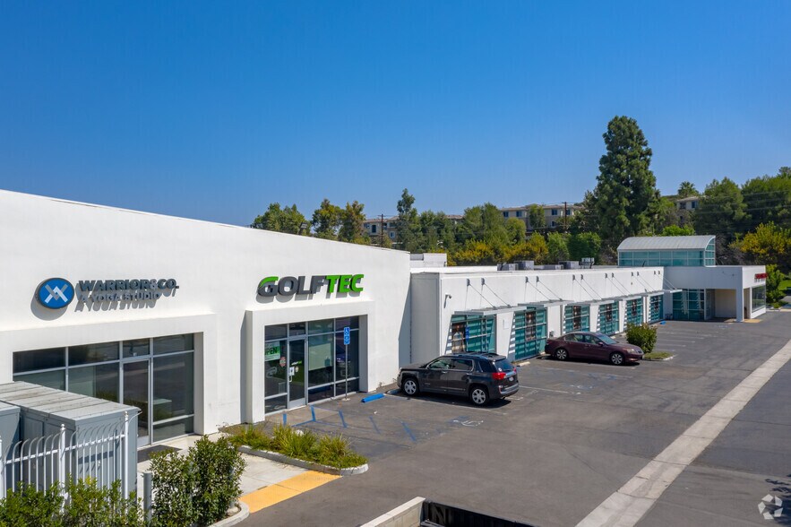 More Photos Of 21015 Oxnard St, Woodland Hills Storefront For Lease