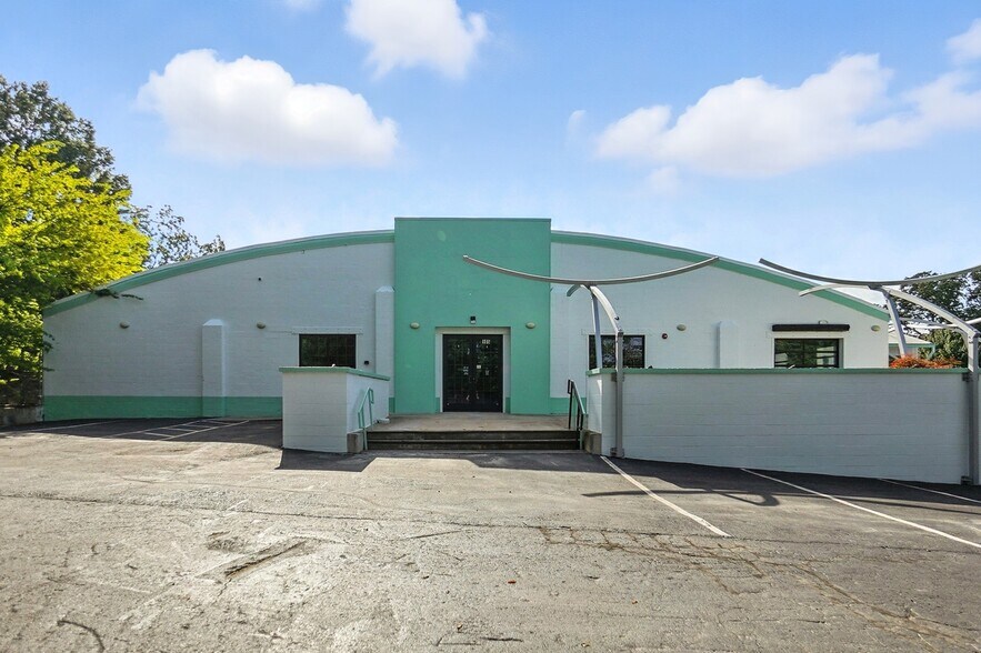 More Photos Of 933 Louise Ave, Charlotte Storefront For Lease