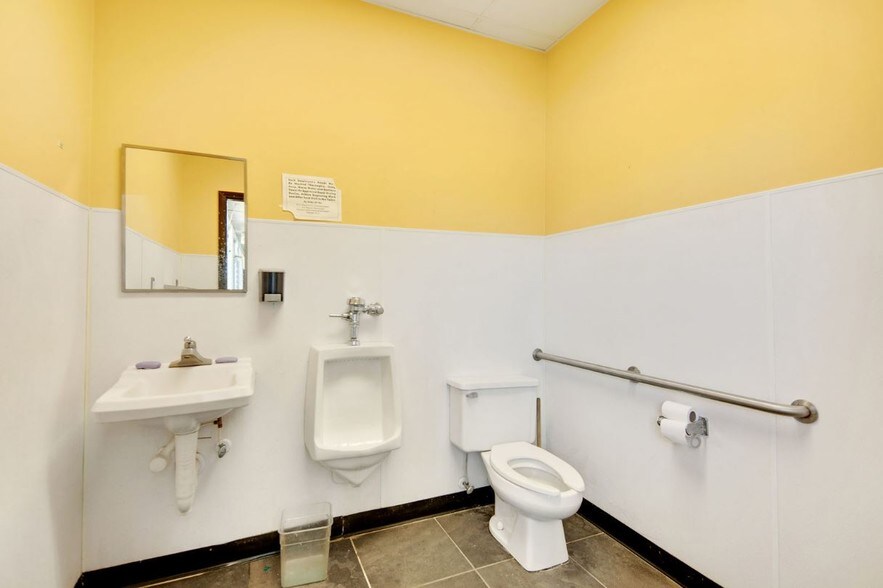 More Photos Of 315 N Eastern Blvd, Fayetteville Convenience Store For Sale