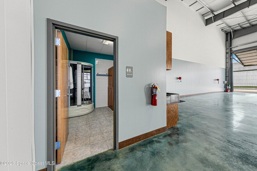More Photos Of 805 Tower Access Rd, Melbourne Airplane Hangar For Sale