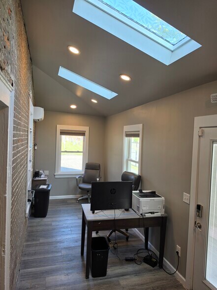 More Photos Of 104 E Pine St, Georgetown Office Residential For Lease