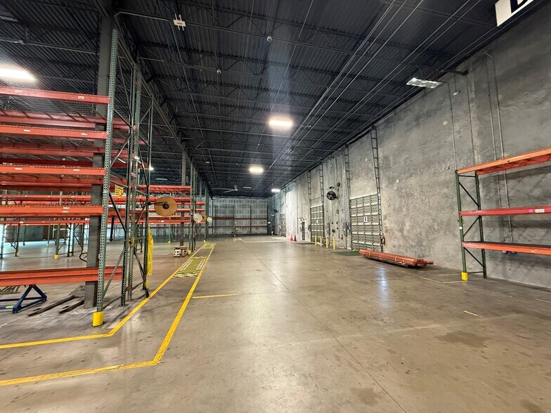 More Photos Of 671-673 NW Enterprise Dr, Port, Port Saint Lucie Manufacturing For Lease