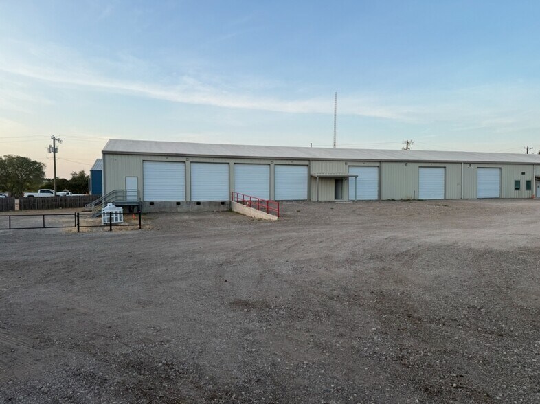 More Photos Of 4860-4862 Kennedale New Hope Rd, Fort Worth Warehouse For Lease