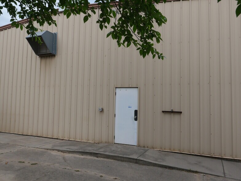 More Photos Of 1364 NE 3rd St, Oklahoma City Warehouse For Sale