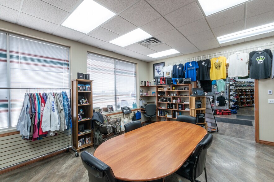 More Photos Of 4602 50 St, Stettler Light Manufacturing For Sale