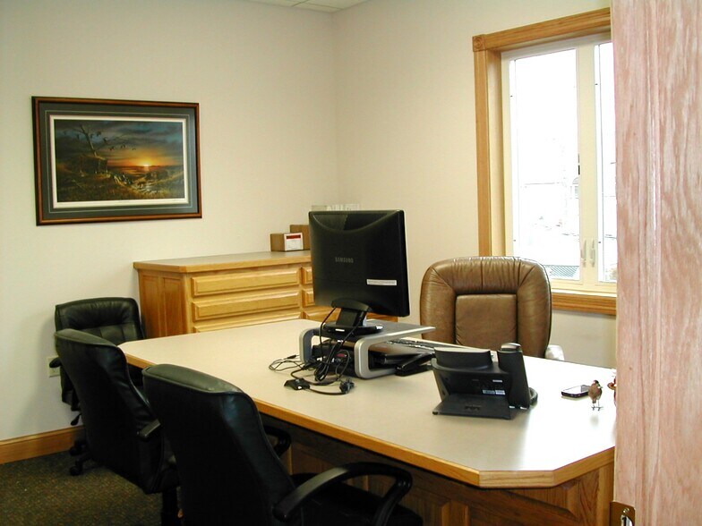 More Photos Of 1881 NW Station Parkway, Andover Office Residential For Lease