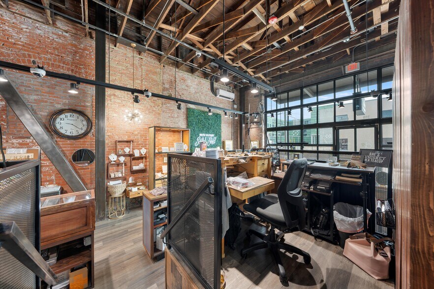 More Photos Of 319 S 4th St, Waco Hotel For Lease