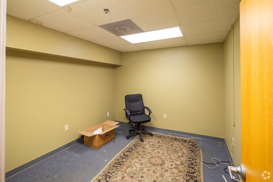 More Photos Of 13850 Manchester Rd, Manchester Freestanding For Lease