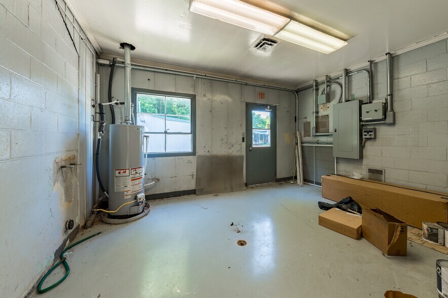 More Photos Of 123 Turkey Run Rd, Salem Distribution For Lease