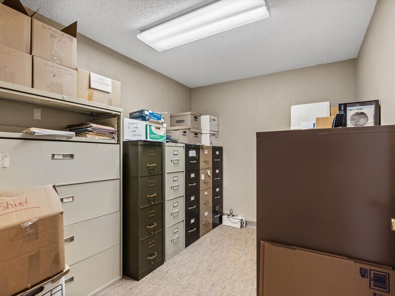 More Photos Of 104 S Main St, Cleburne Office For Sale