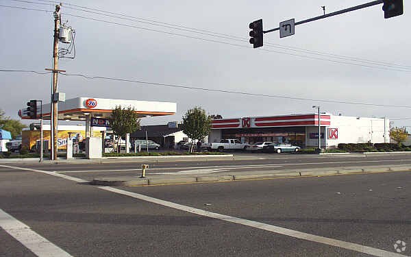 Primary Photo Of 16438-16460 S Cambridge Dr, Lathrop General Retail For Lease