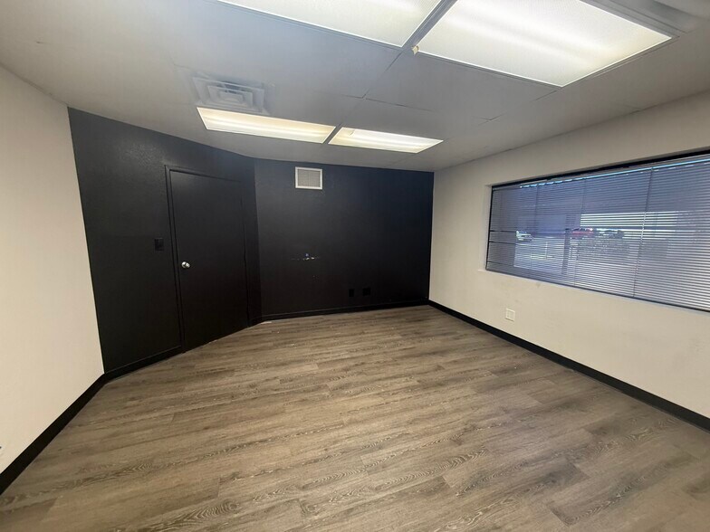 More Photos Of 325 W Melinda Ln, Phoenix Manufacturing For Lease