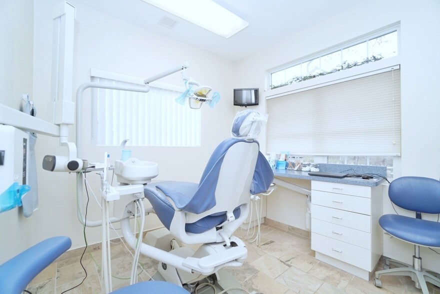 More Photos Of 1562 Drumgoole Rd E, Staten Island Medical For Sale