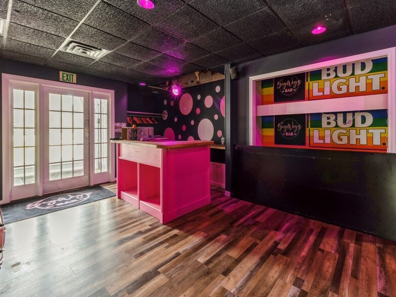 More Photos Of 6008 W Lincoln Way, Ames Restaurant For Sale