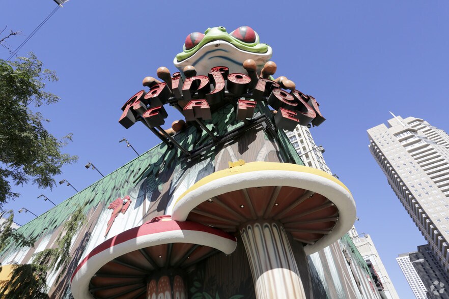 More Photos Of 605 N Clark St, Chicago Restaurant For Lease