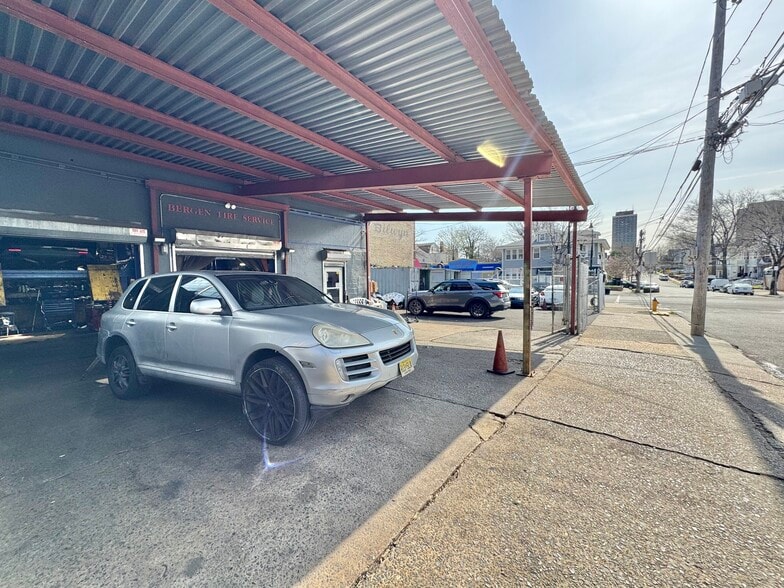 More Photos Of 973 Bergen St, Newark Auto Repair For Sale
