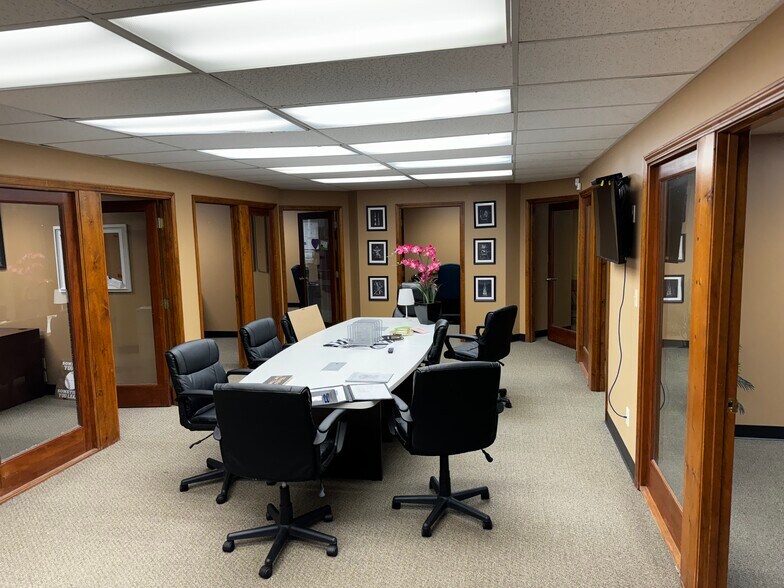 More Photos Of 4228 S Hocker Dr, Independence Office For Sale