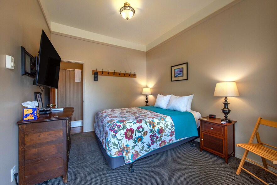 More Photos Of 210 Hartman Ave, Maupin Hotel For Sale