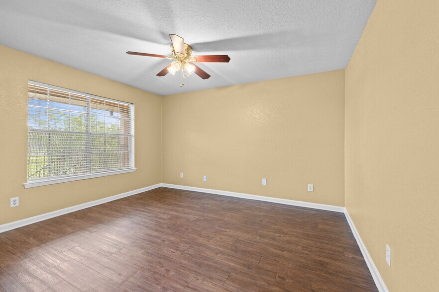 More Photos Of 601 E Coombs St, Alvin Apartments For Sale