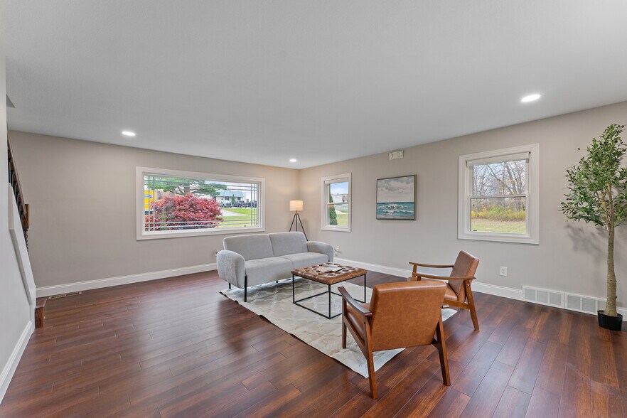 More Photos Of 784 McClurg Rd, Youngstown Office For Sale