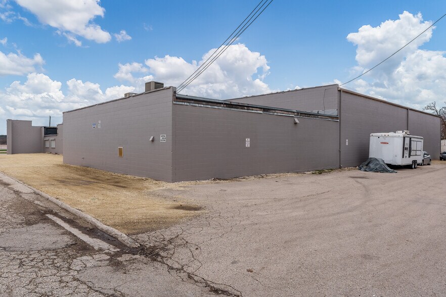More Photos Of 3944 Auburn St, Rockford Warehouse For Lease