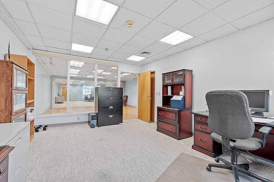 More Photos Of 141 Great Rd, Acton Storefront For Lease