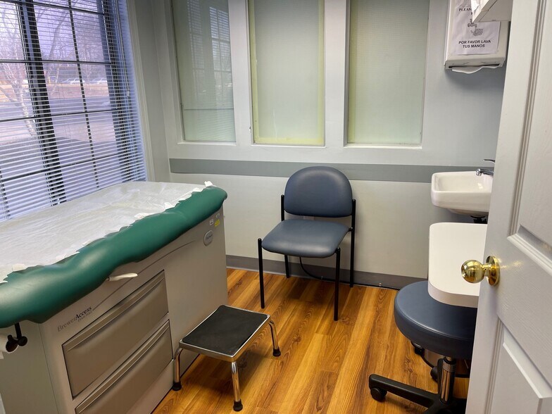 More Photos Of 304 Federal Rd, Brookfield Office For Lease