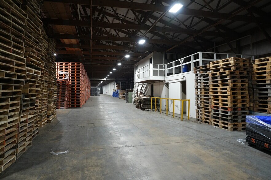 More Photos Of 610 W 9th Ave, Monmouth Flex For Lease