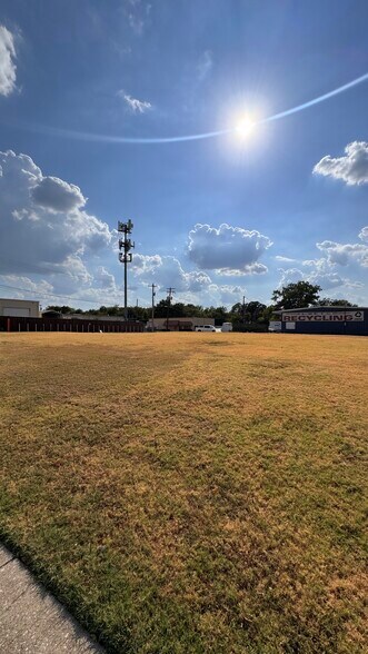 More Photos Of 709 N Cowan Ave, Lewisville Land For Sale