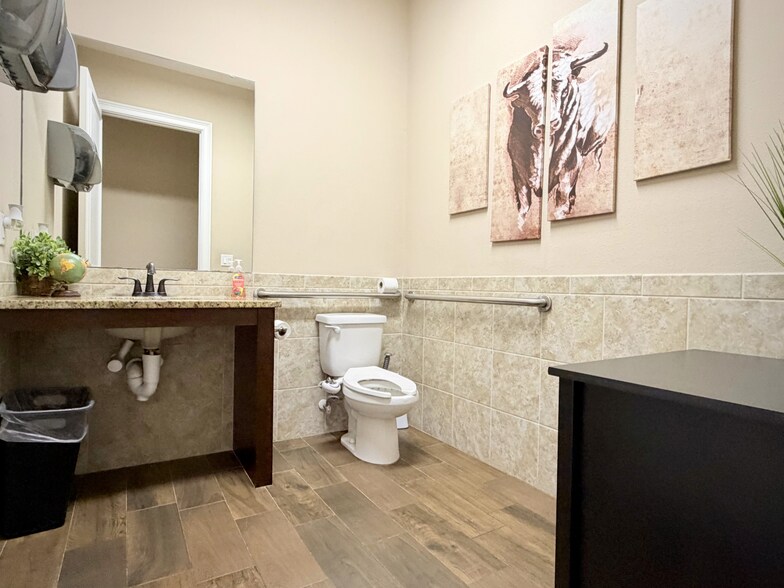 More Photos Of 5908 Hillside Heights Dr, Lakeland Medical For Sale