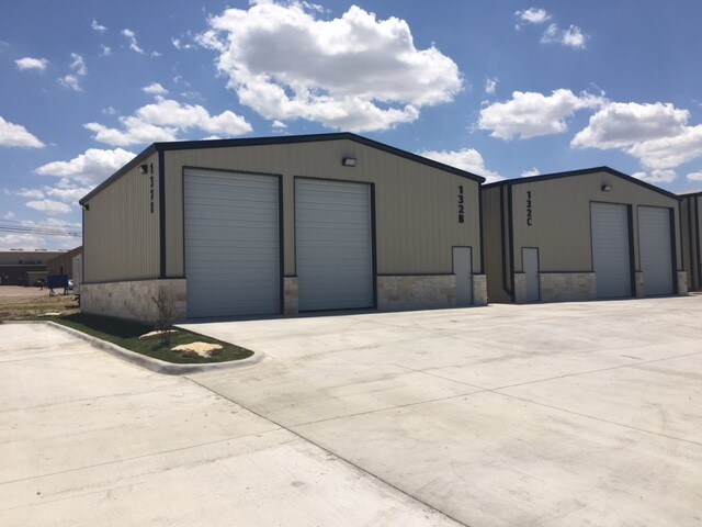 More Photos Of 132 N Grants Ln, White Settlement Flex For Sale