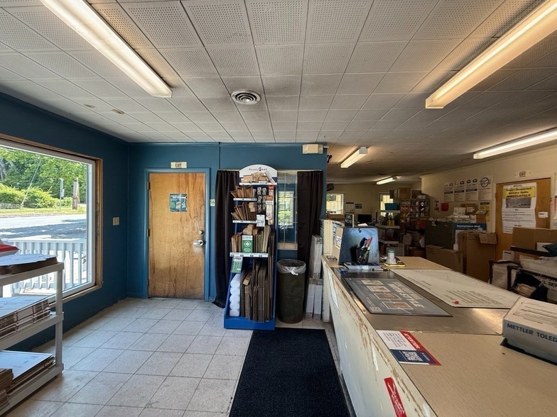 More Photos Of 529 Old County Rd, Westport Post Office For Sale