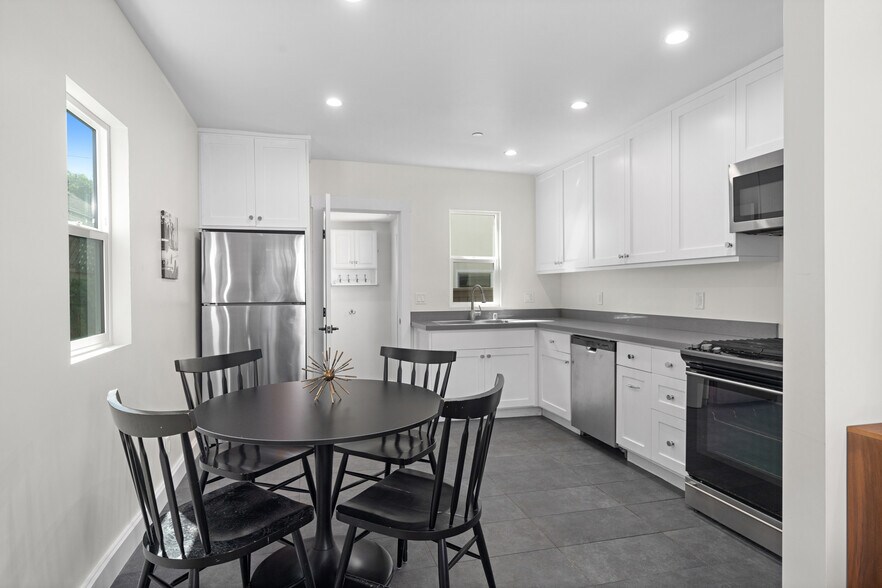 More Photos Of 705 6th Ave, Venice Apartments For Sale