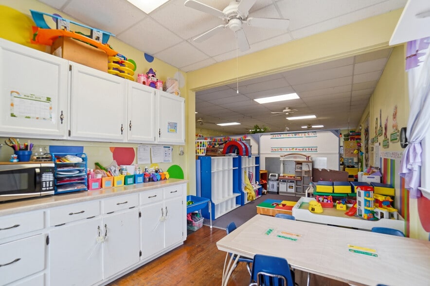 More Photos Of 213 N Broadway St, Spencerville Flex For Sale
