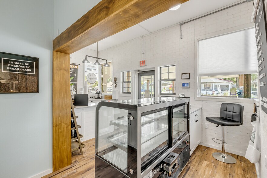 More Photos Of 218 N Orange St, New Smyrna Beach Freestanding For Sale